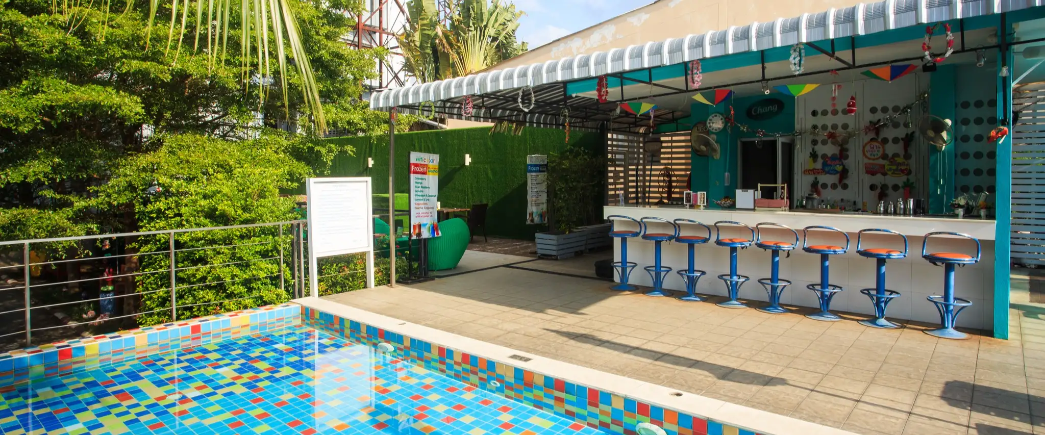 Samui Verticolor Pool Bar